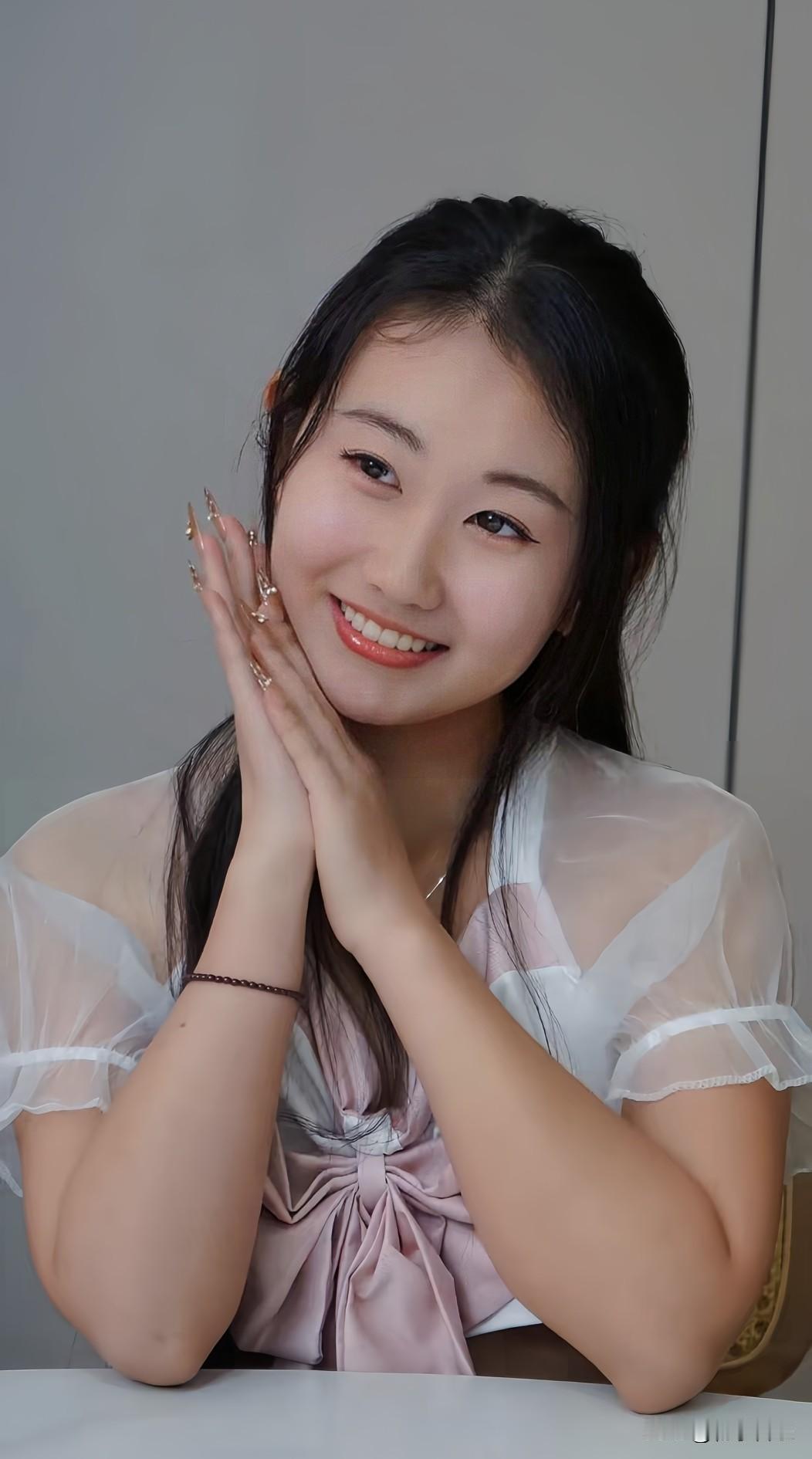 甜美少女风，微笑如花绽，温柔似水柔。
随手拍张图，分享美好瞬间用一张图片来记录生