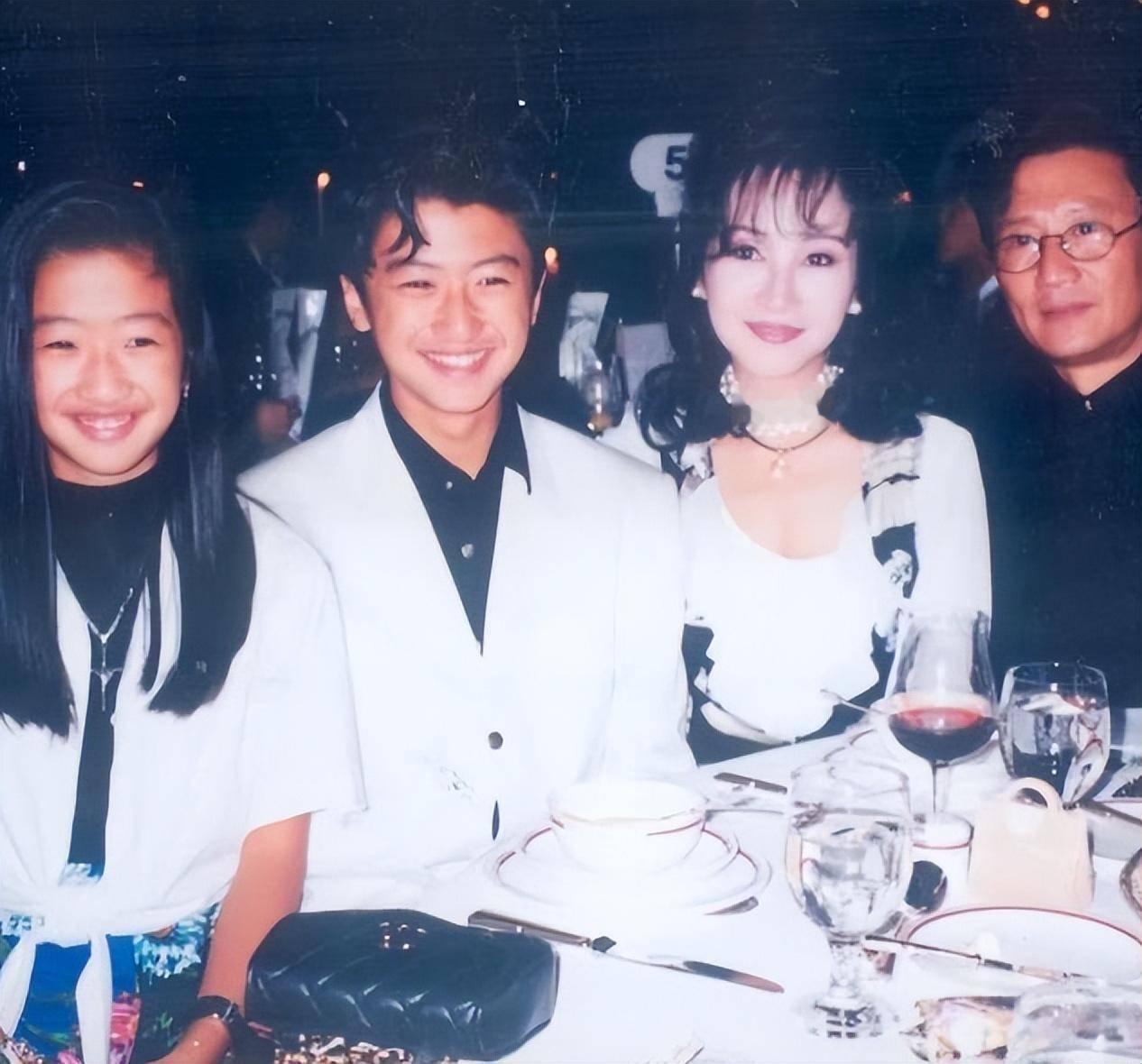 早期，谢霆锋、谢婷婷跟谢贤、狄波拉出席活动时的画面。

当时，兄妹俩也就十来岁的