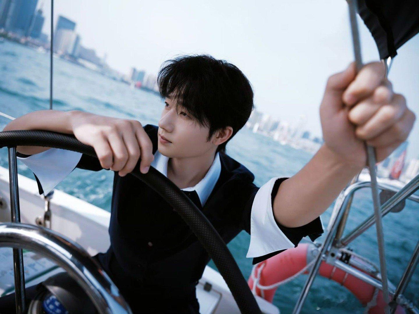 蒋敦豪首登湖北春晚 蒋敦豪这首《向前冲吧》真的太适合春晚舞台了，歌词里那句向前冲