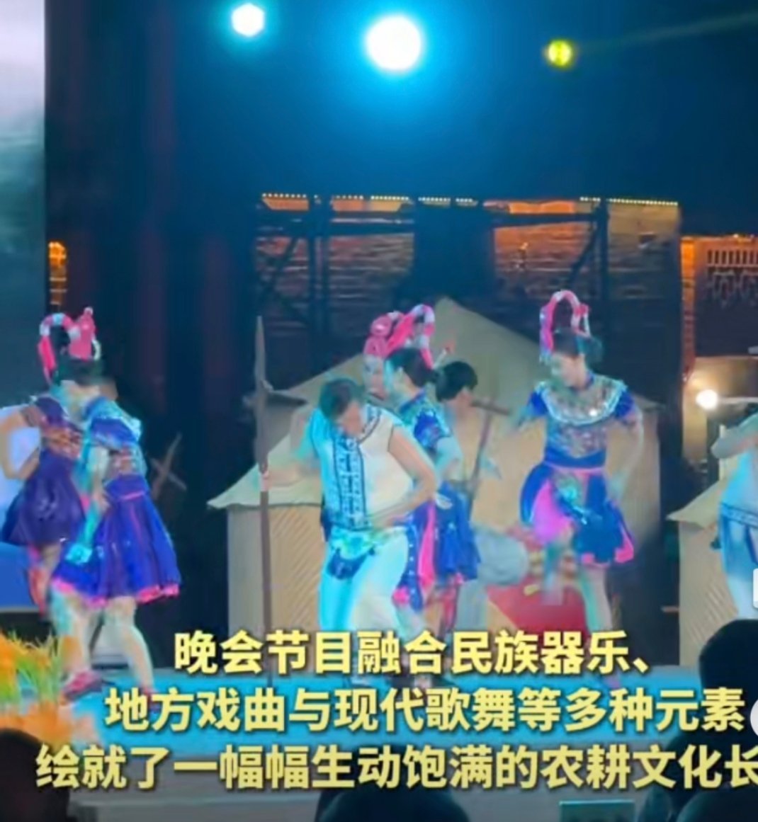 中国农民丰收节湖南主会场晚会启幕金秋送爽，稻浪飘香！用歌声传递丰收喜悦，用舞姿描