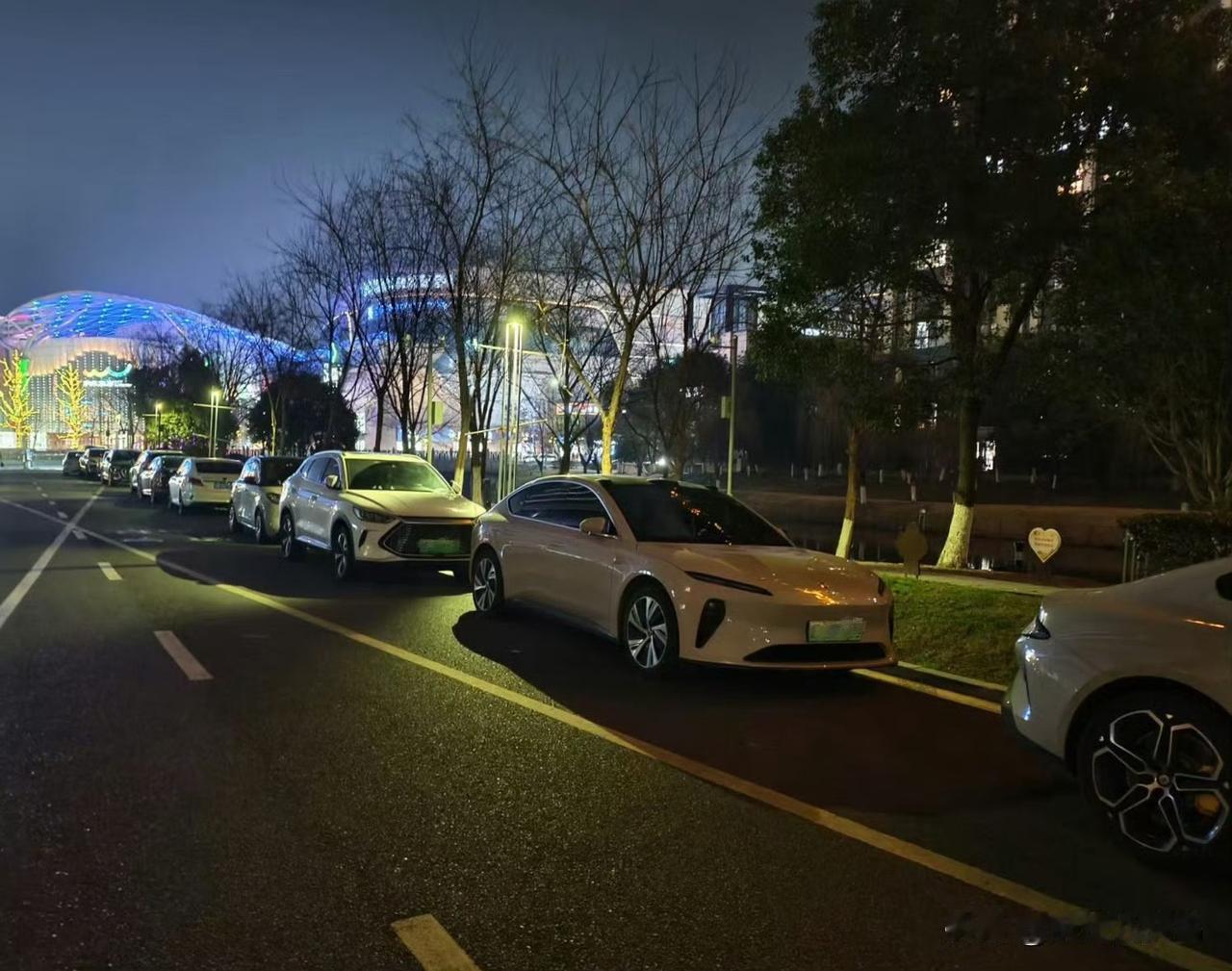 牛真的比我爱车好多
我们今天问了酒店的停车场一天封顶只要20
比机场便宜好多，就