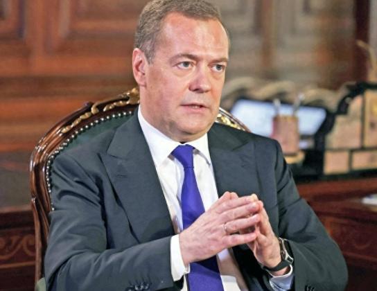 特朗普又放狠话闹着要退出北约，还吐槽北约是纸老虎，本想施压盟友，结果被梅德韦杰夫