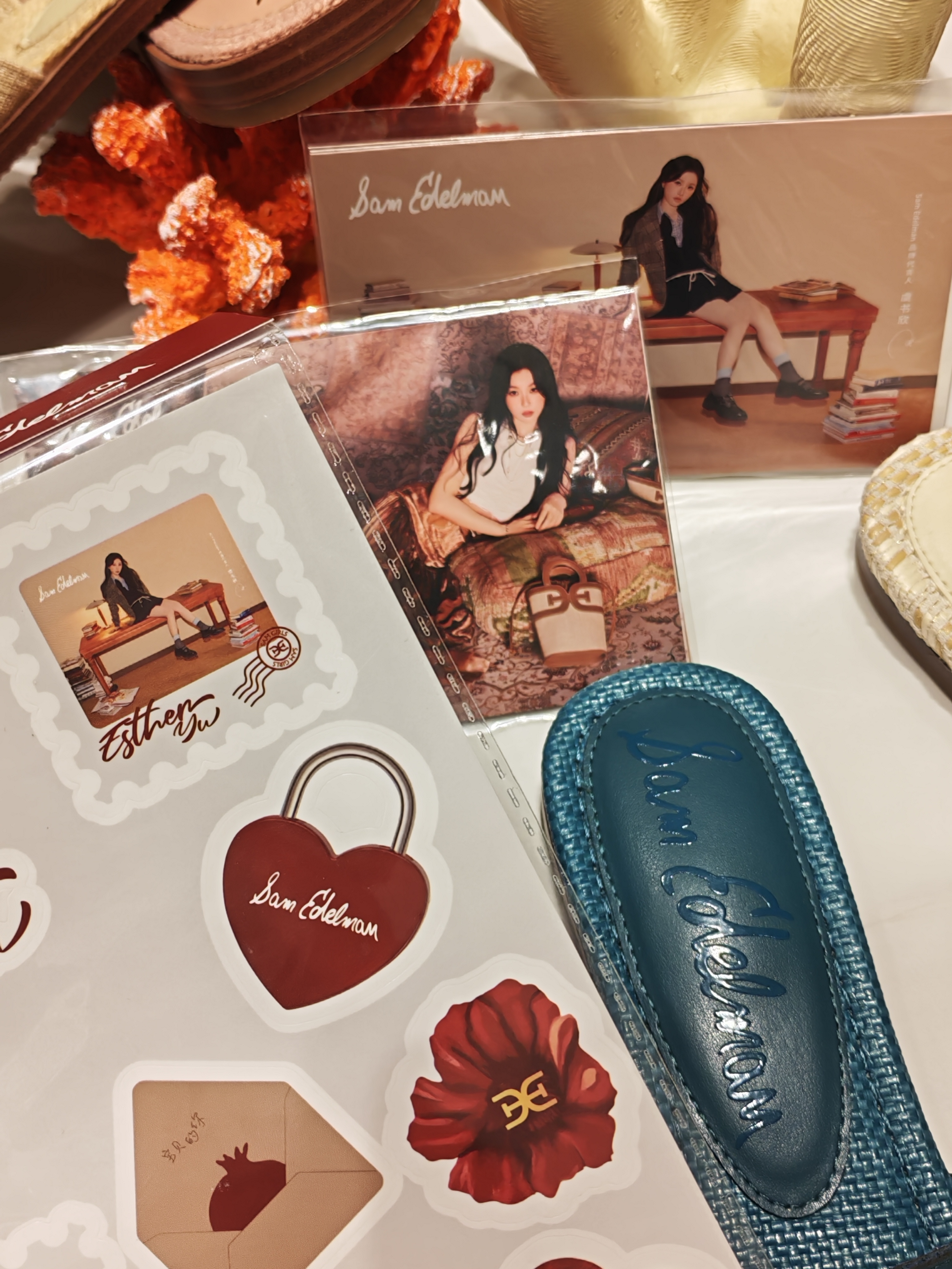 逛街看到美丽代言人小欣儿 根本忍不住不进去逛啊哈哈哈哈哈哈哈愉快购入一双漂亮鞋鞋