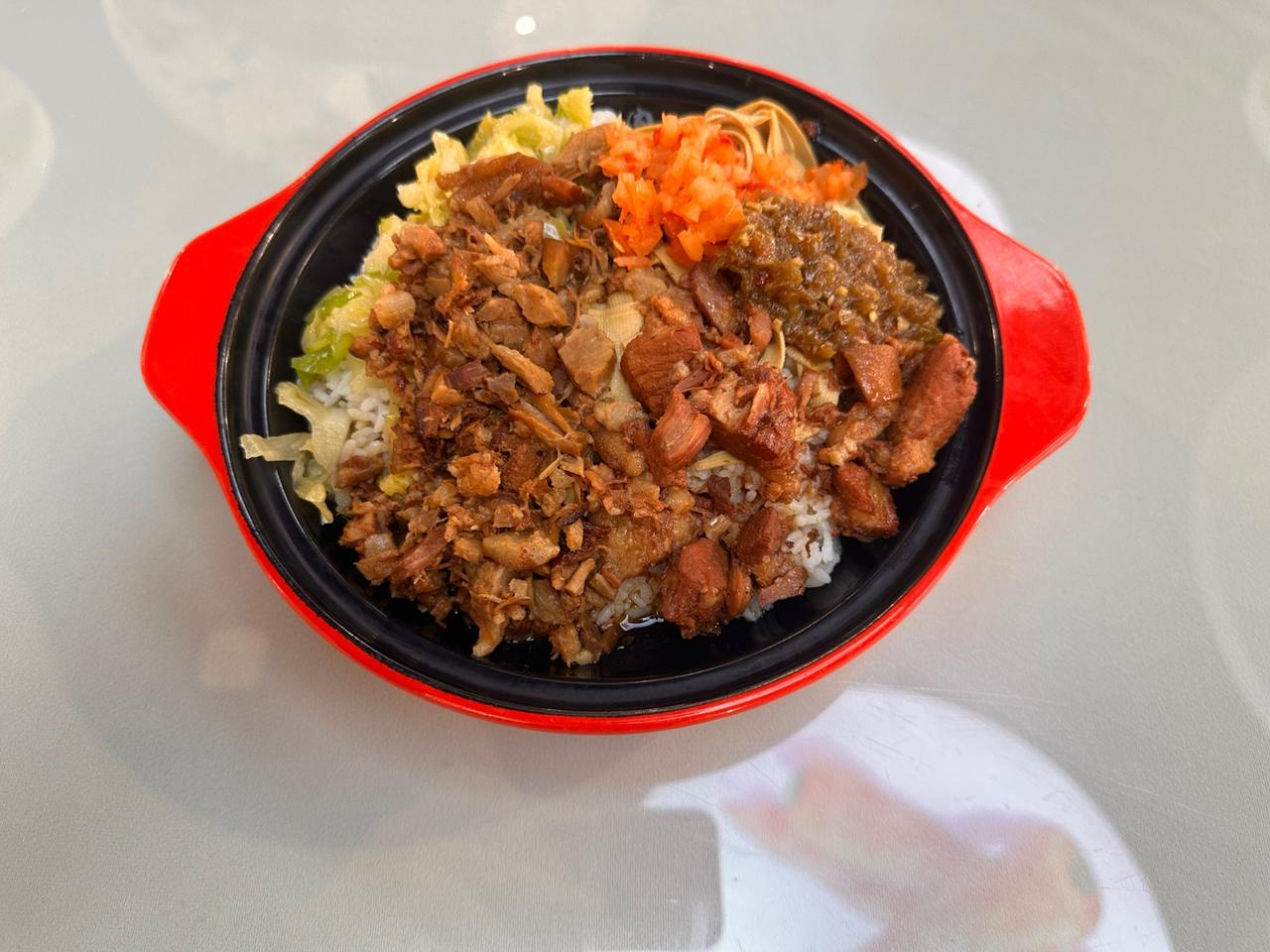 沈阳农业大学第五食堂二楼的肘子饭，加了小菜16一份啥也不说了嘎嘎好吃。大学的食堂