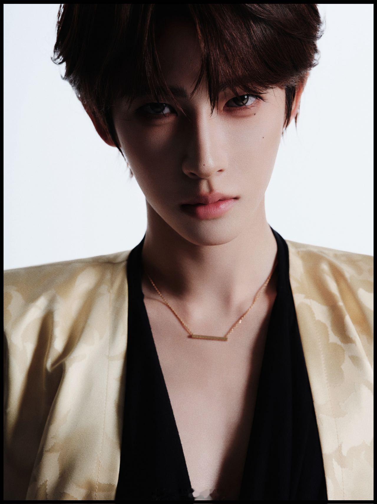 刘宇黄金时代爵士高定微博视界大会出发图太绝啦！纪梵希古董高定上身，鎏金光芒勾勒独