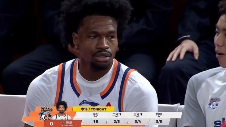 54-48山西男篮半场领先上海男篮，上海男篮12连胜要被终结，古温德19+2+3