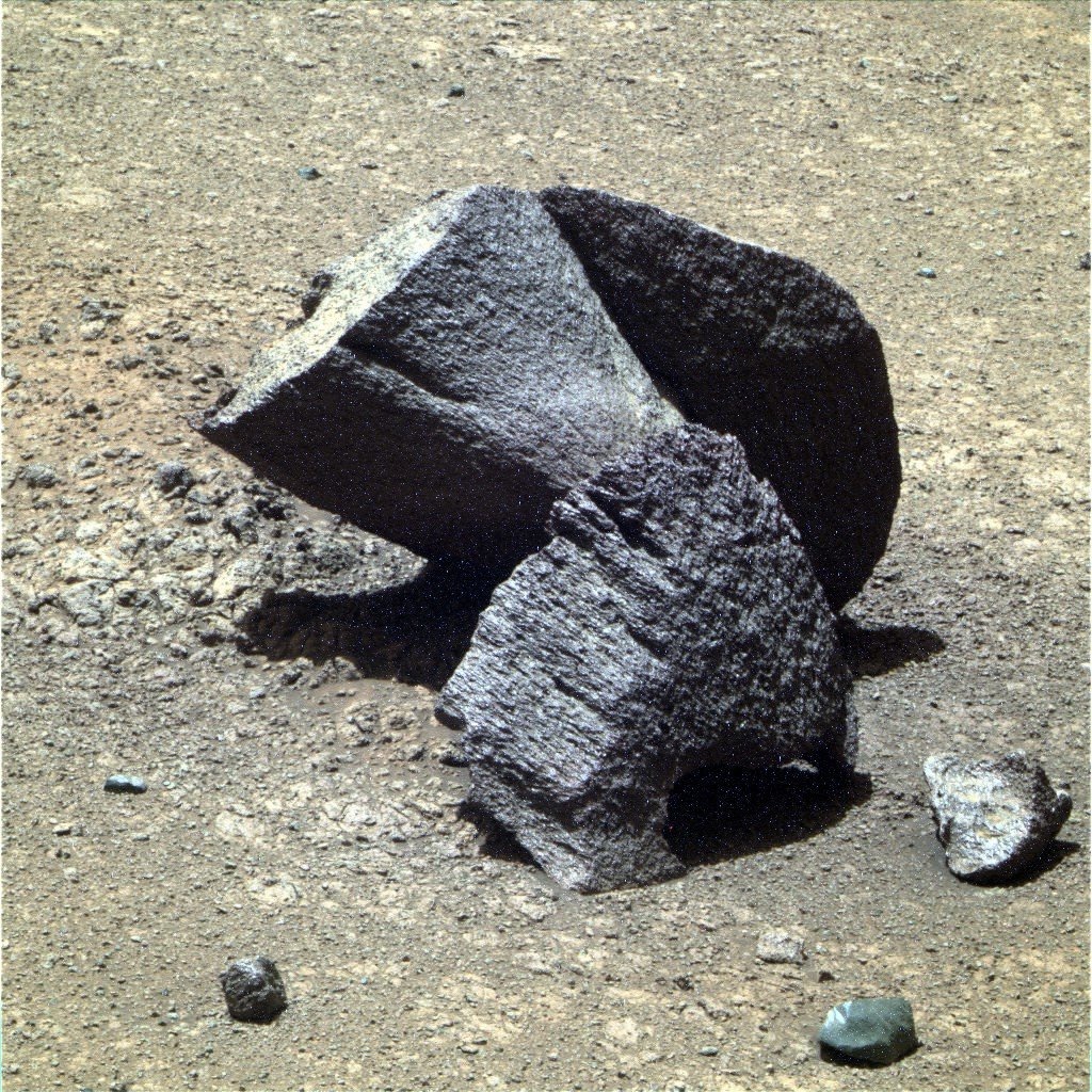这是火星上的一块紫色岩石，距离我们2.25亿公里。 ​​​