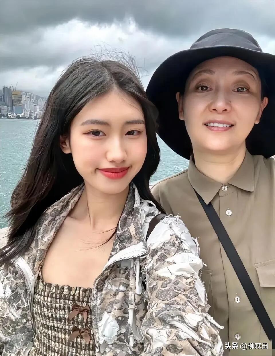 这是演员徐帆和养女徐朵海的一张留影，可以看出怼脸拍的徐帆皮肤上没有什么皱纹，算保