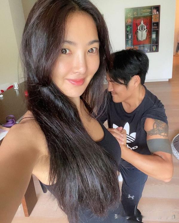 曹格老婆肩上长3厘米脂肪瘤，曹格自责：我该多仔细一点摸摸你！ 
4月28日，曹格