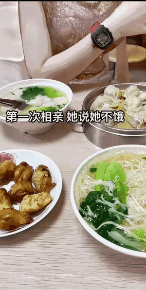 第一次相亲，女友全程带着口罩，中午到饭点了，吃饭总应该摘掉口罩吧，可女友又说不饿