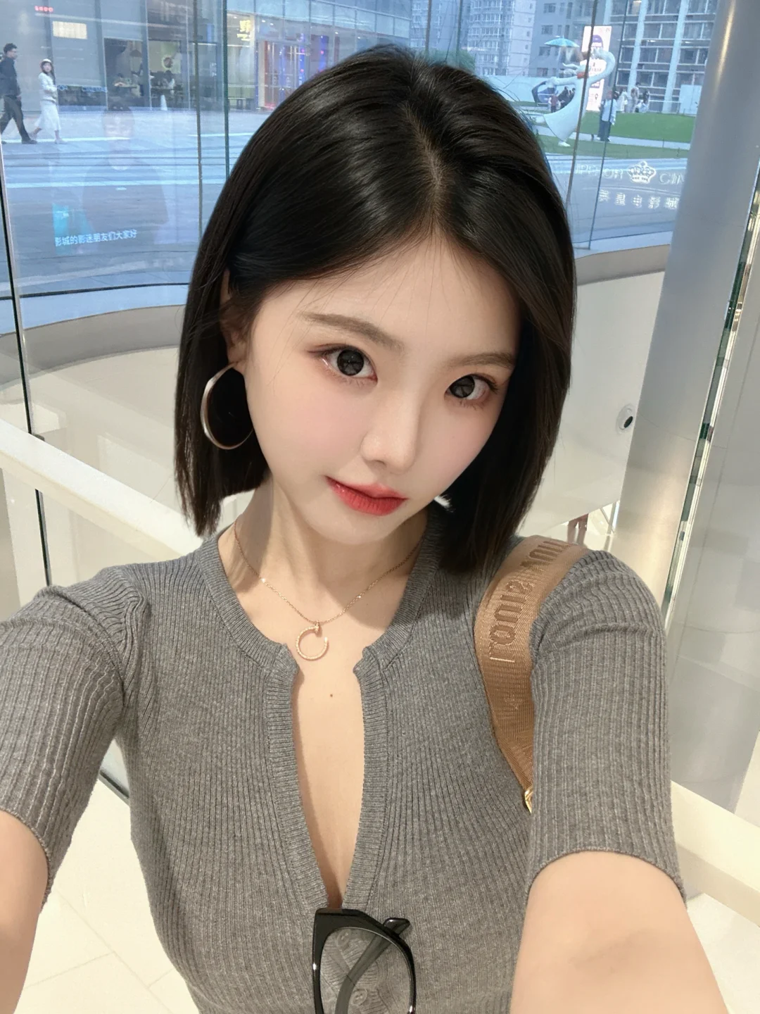 短发也挺好看的