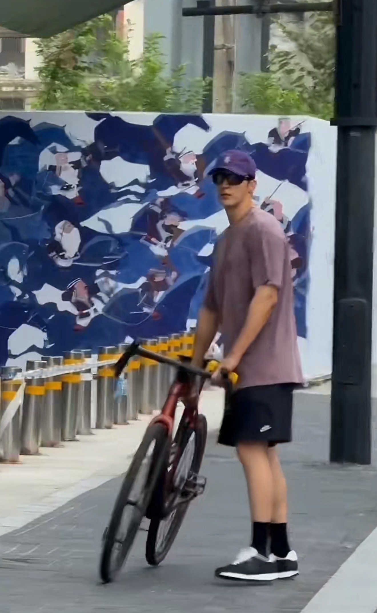 黄景瑜把自行车拎出了纸片感谁能想到一辆专业自行车，单手提起来居然毫无负重感。黄景