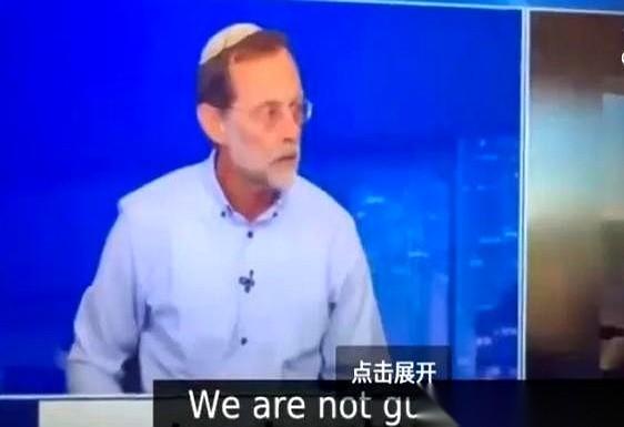 以色列国家安全部长本-格维尔，走到镜头前，指了指地上趴着的一排人。
那些人双手被