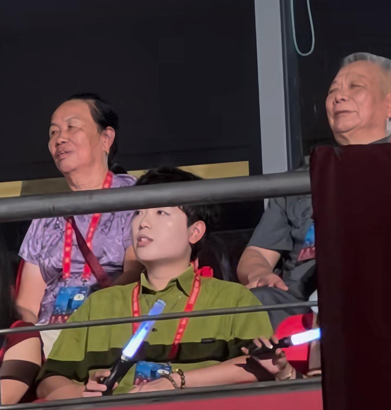 陈楚生再次唱起《爸爸的草鞋》送给父亲，让全场泪目。
这可能是三亚演唱会最动人的瞬