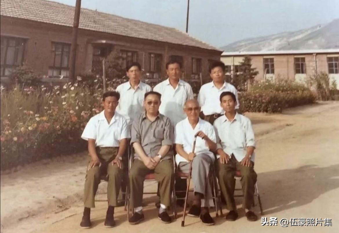 1983年8月，原河北省军区独立师师长、北京军区守备第七师师长杨锦（前排左二）与