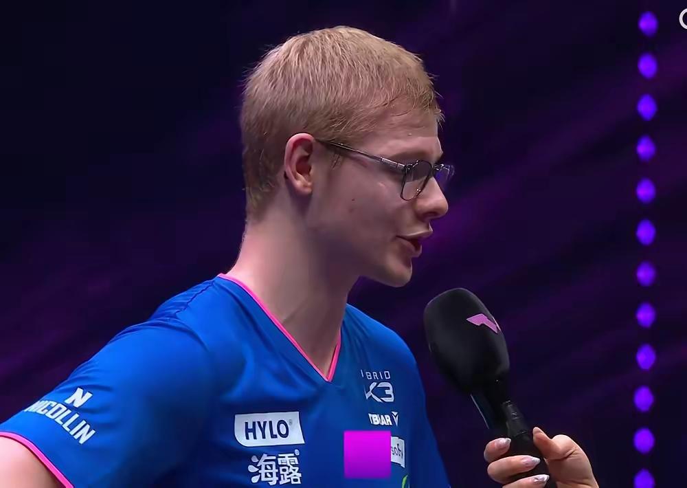 F.勒布伦为温瑞博的好球竖起大拇指！重庆冠军赛男单决赛，由法国小将F.勒布伦与国