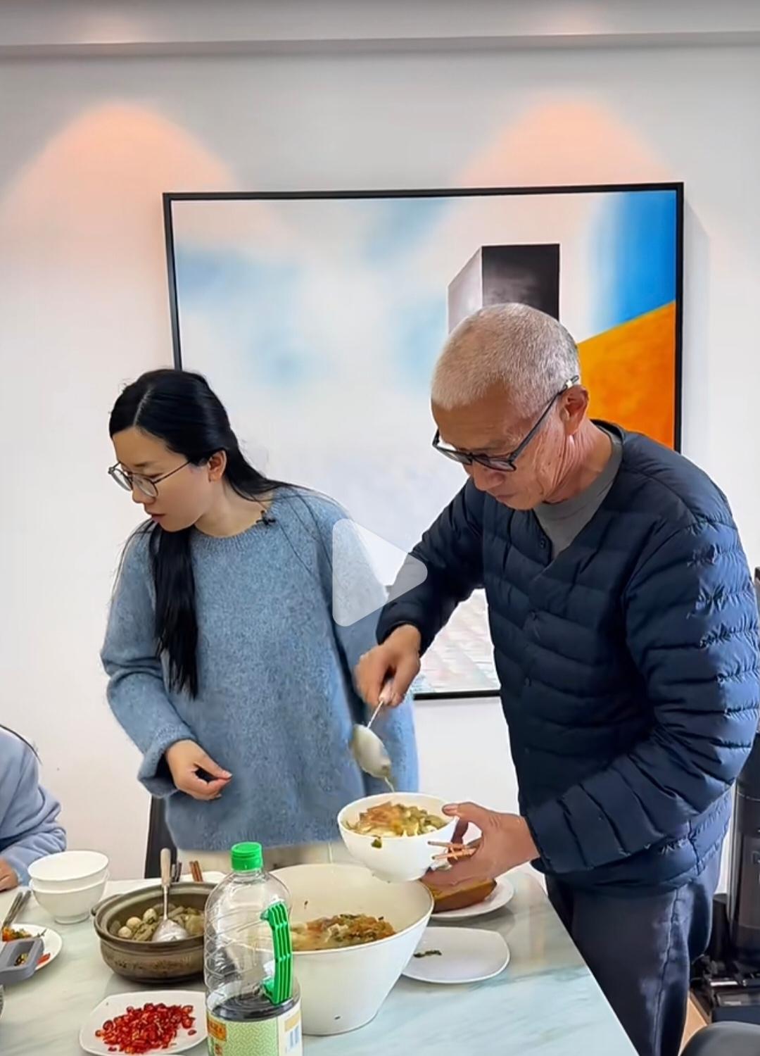 红姐给小凤一家做的菜真丰盛，符合每个人口味，她知道老爹爱吃面条，煮1大盆面条，火