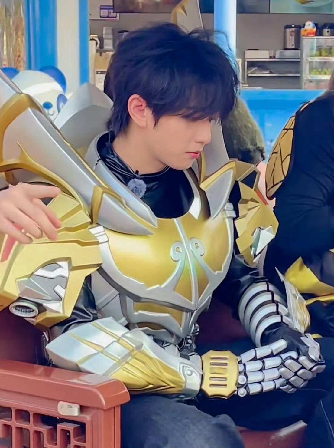 穆祉丞《周五晚高疯》cos铠甲勇士，啊啊啊里面是黑色紧身皮衣！斯哈斯哈穆祉丞黑色