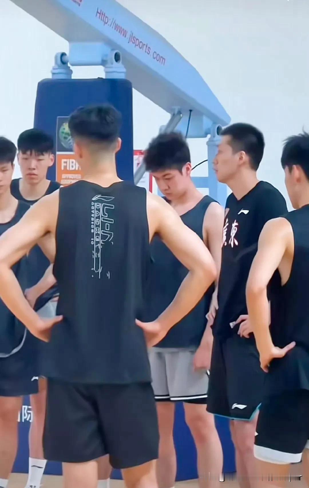CBA休赛期三个新消息，辽宁球员异常活跃，广东男篮开启训练，摩拳擦掌，暂时也没见