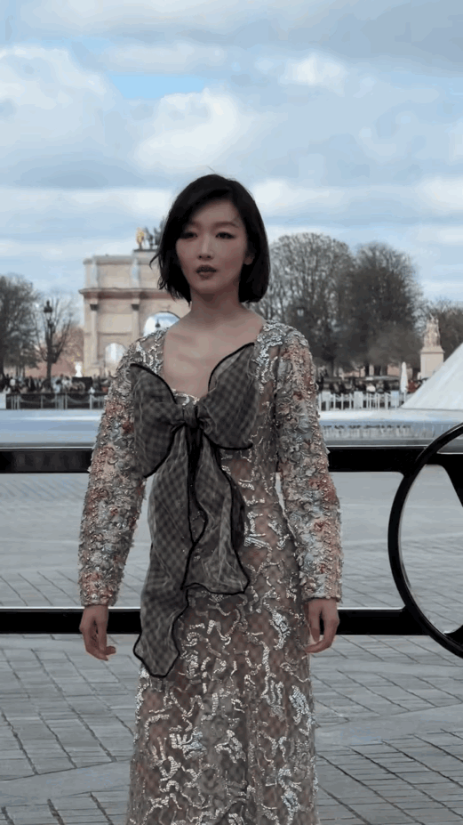 周冬雨每次出席活动都会给人意外惊喜！

这气势恢弘的样子，着实把我吓一跳，明明看