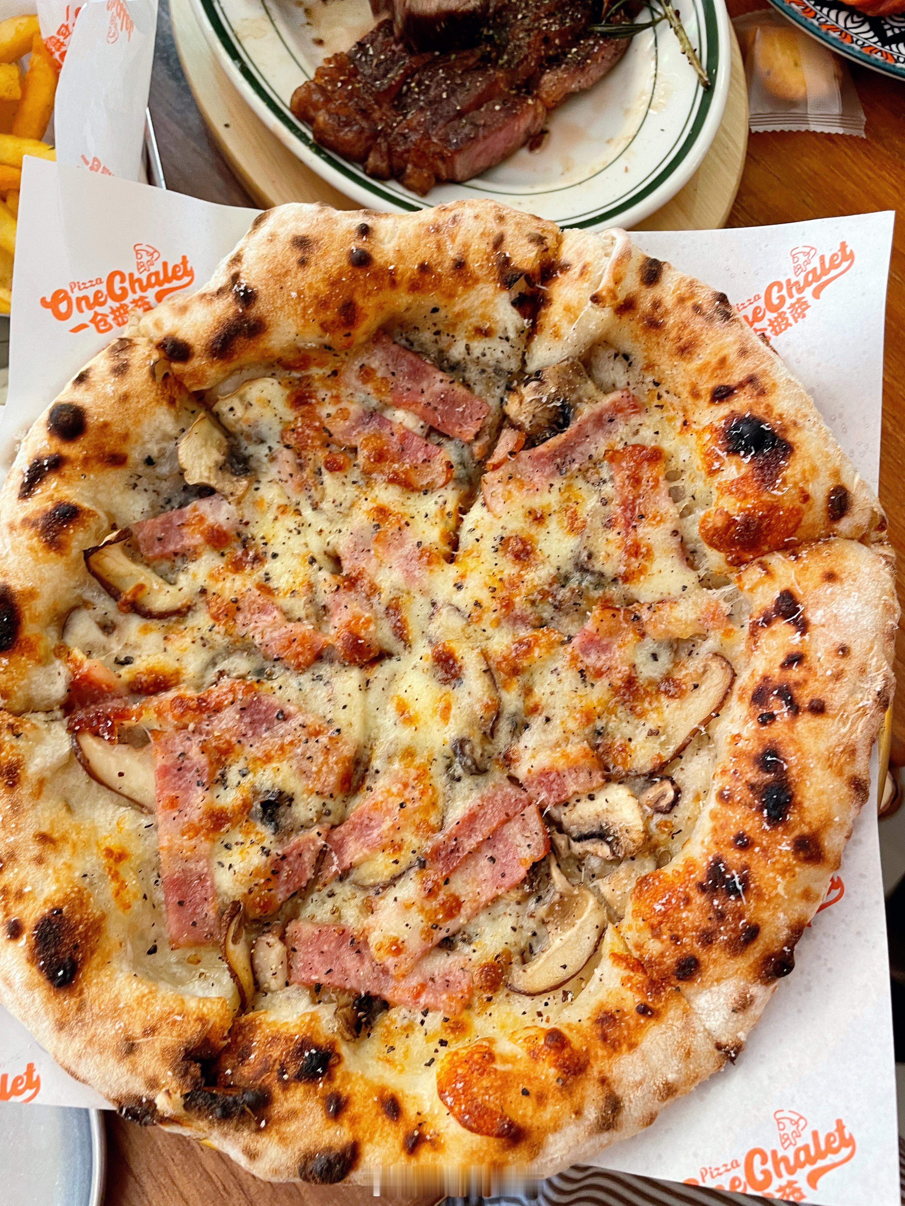 最近很火的披萨店🍕中午的时候来，人不算多他们家披萨真的还挺不错的～喜欢门口的位