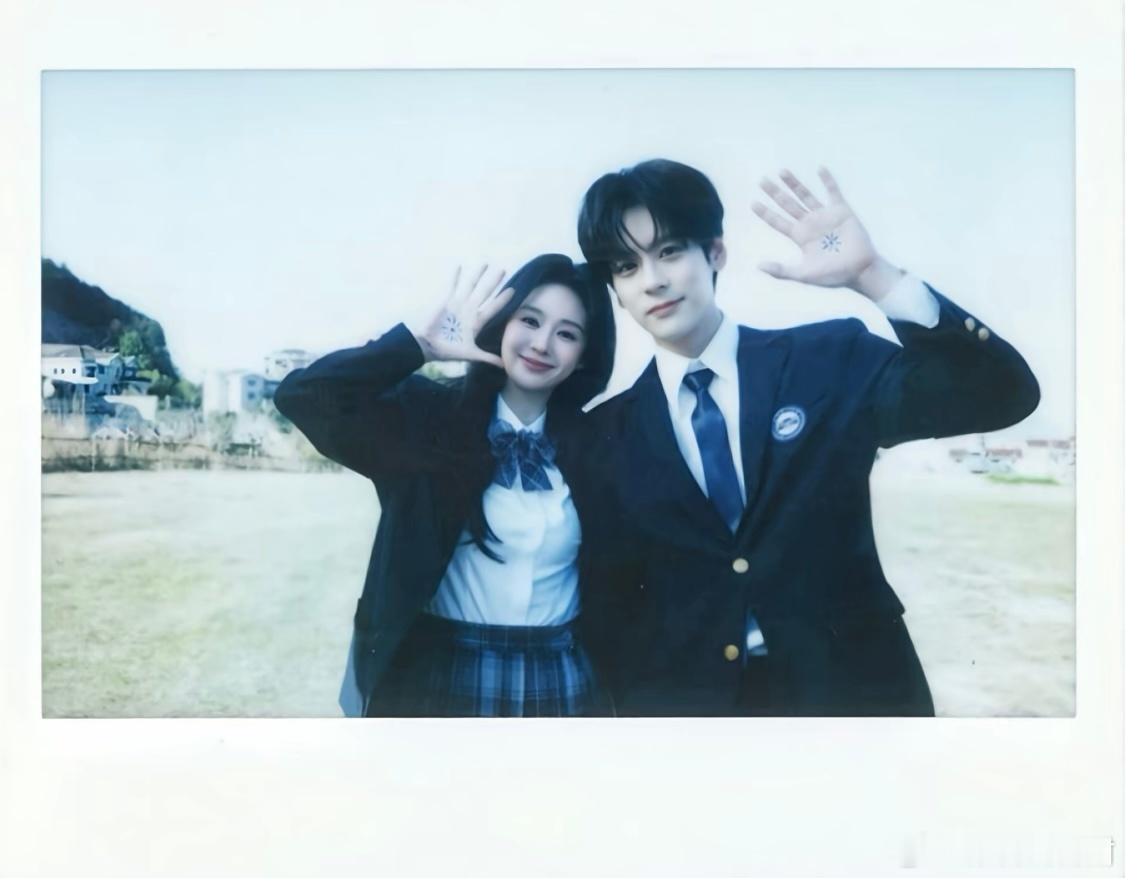 魏哲鸣郑合惠子校服造型拍立得许淮颂阮喻校服合照好甜 救命！许淮颂和阮喻的校服合照