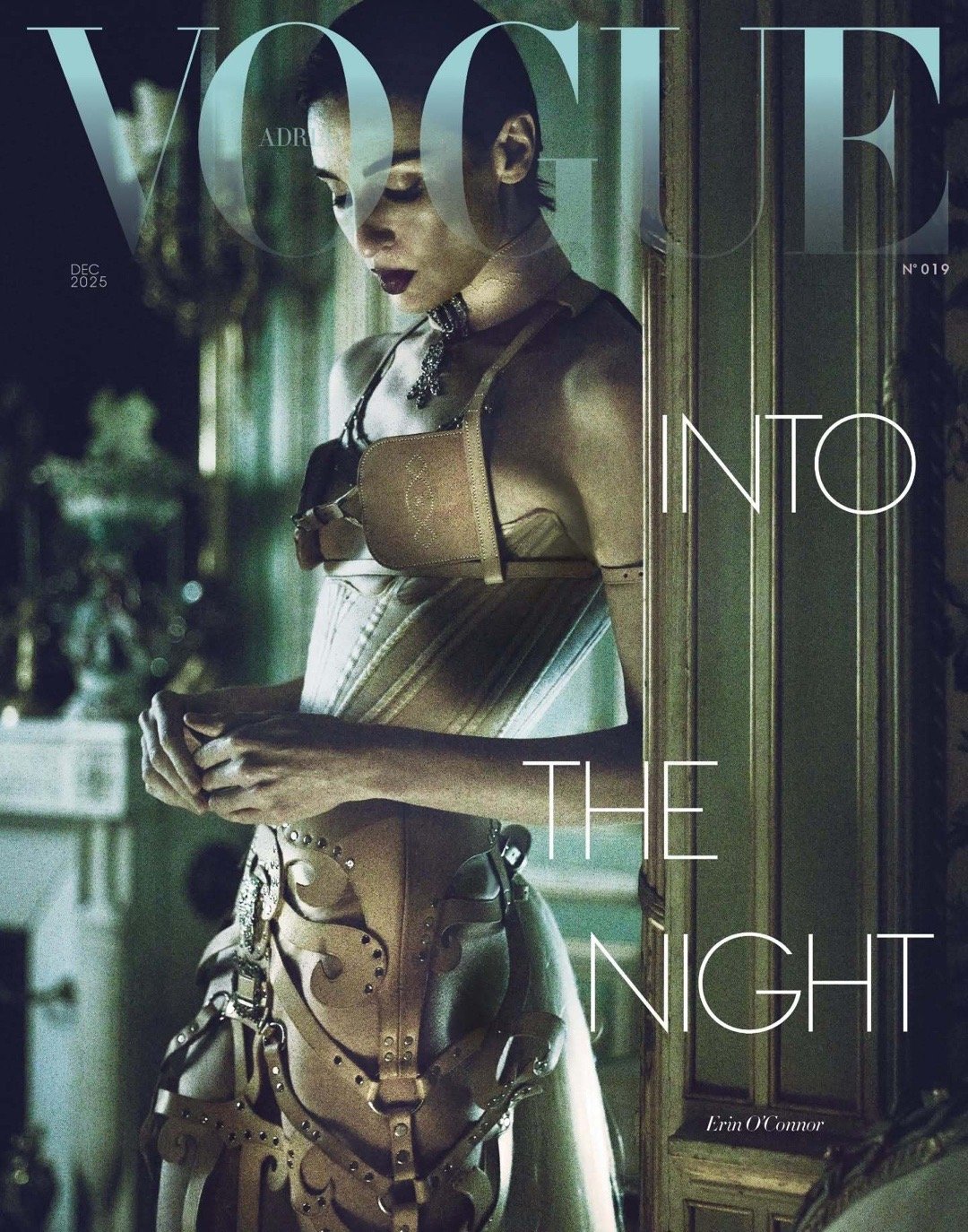 小版本的精彩～超模Erin O'Connor 身穿Dilara Findikog