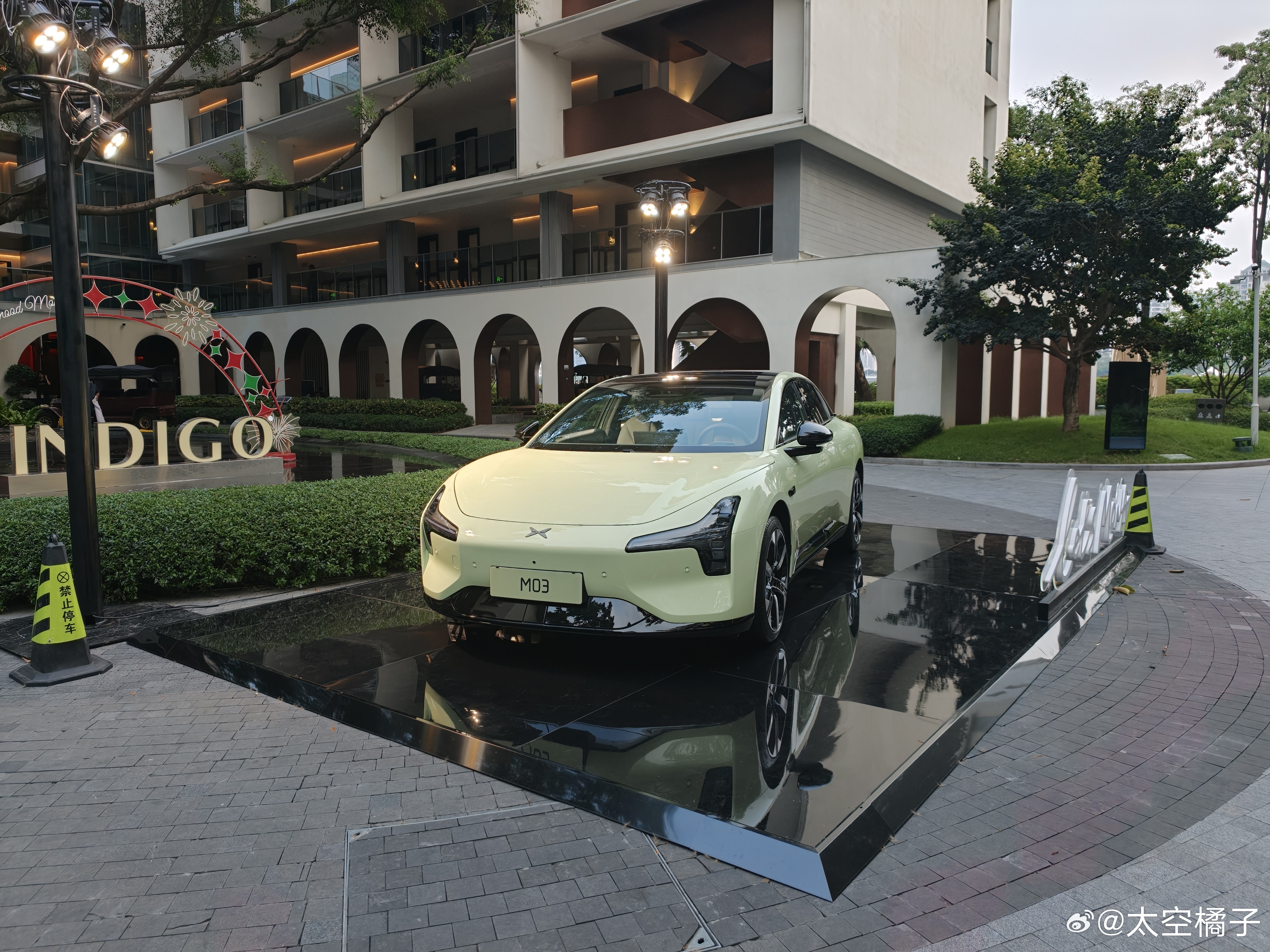 这个牛油果绿的小鹏Mona 03，还真挺好看的，听说内饰配置升级更大，肯定又是卖