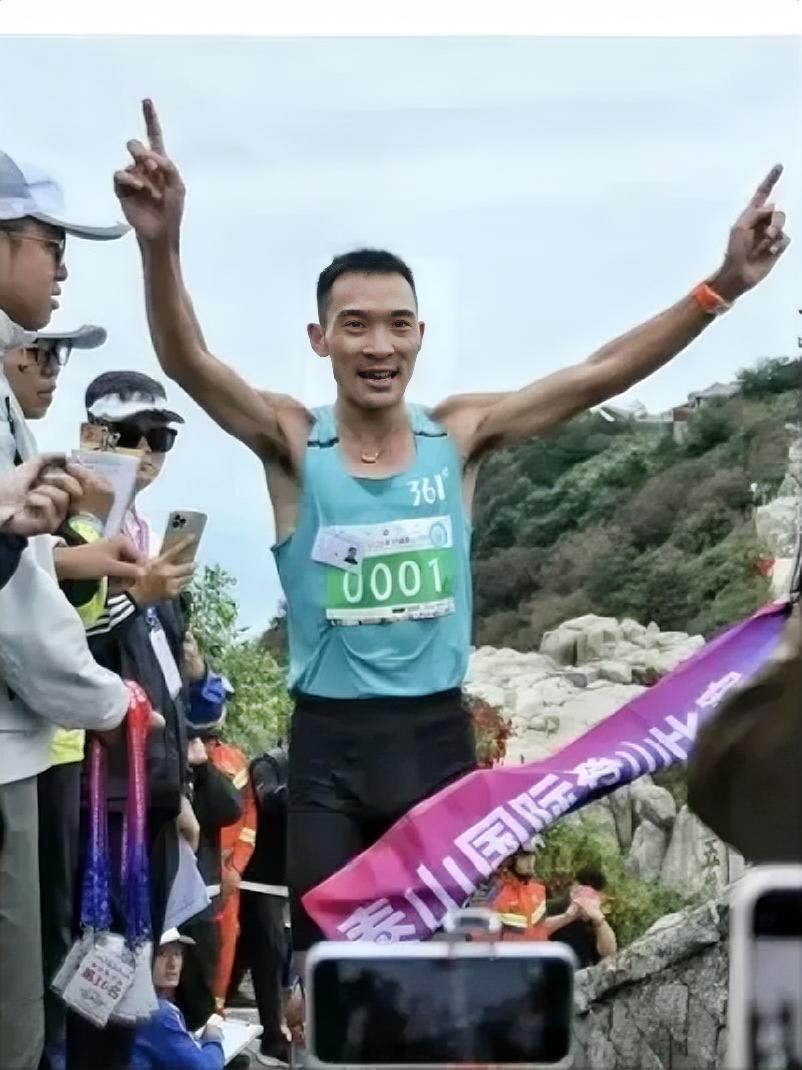 最近几年，爬泰山的大学生流行一句话：青春没有售价，泰山在我脚下！
豪言壮语说的震