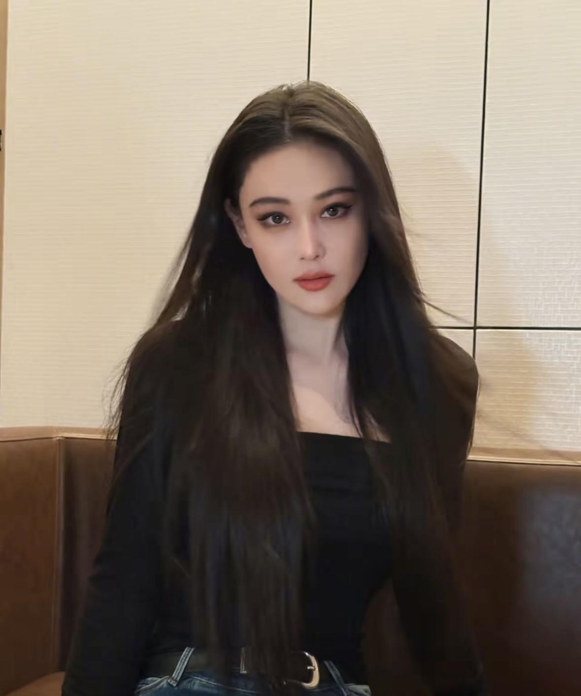 张馨予的名气或许并不是特别高，但她有一种特别的魅力，能够吸引很多人的目光，长相也