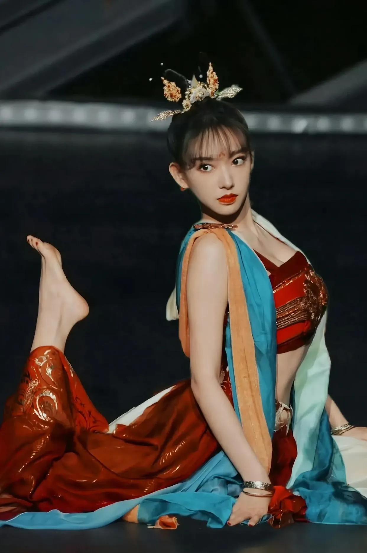 程潇这敦煌舞也太绝了，简直是仙女下凡✨
 
红金刺绣的敦煌舞服，搭配精致的飞天发