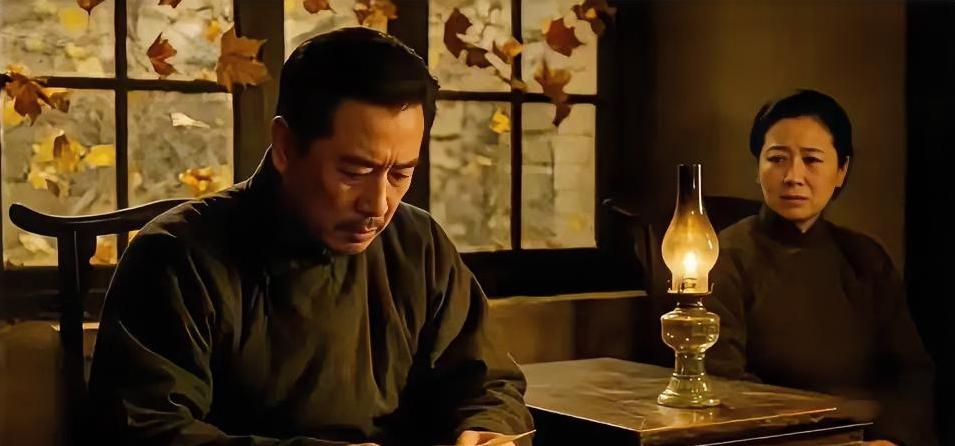 1949年秋，地主钱满堂收到三儿子从城里寄来的信。 就三行字：“爹，速卖田产，带