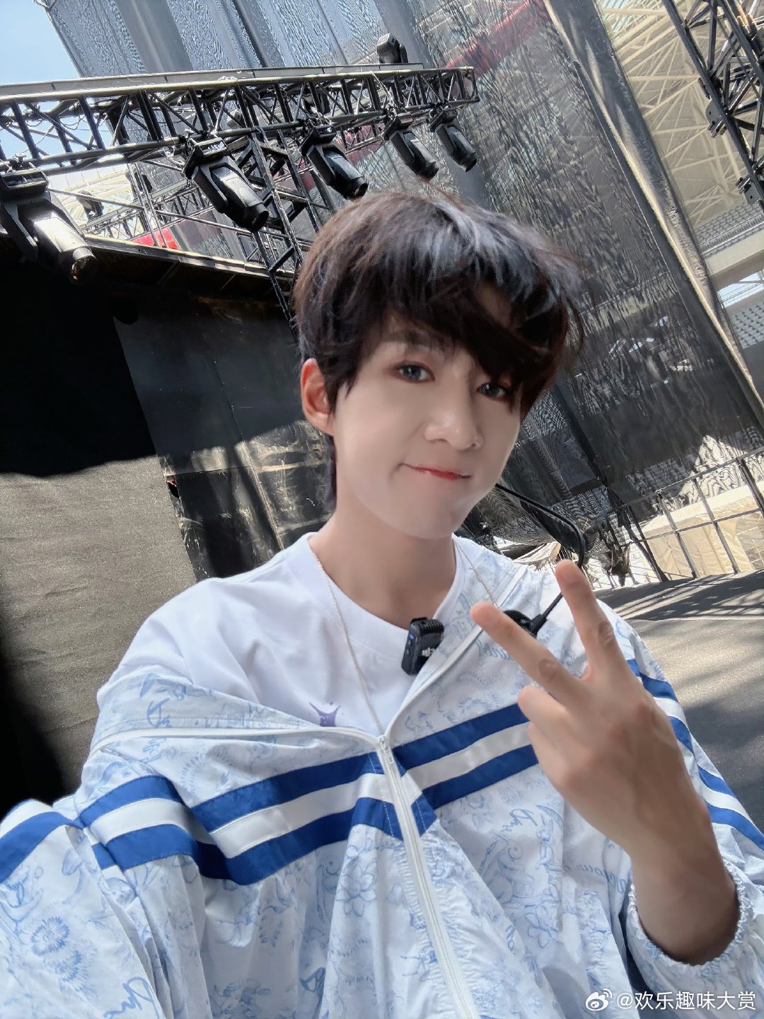 卓沅自拍live图卓沅比耶自拍live图 卓沅在十个勤天演唱会现场的自拍live
