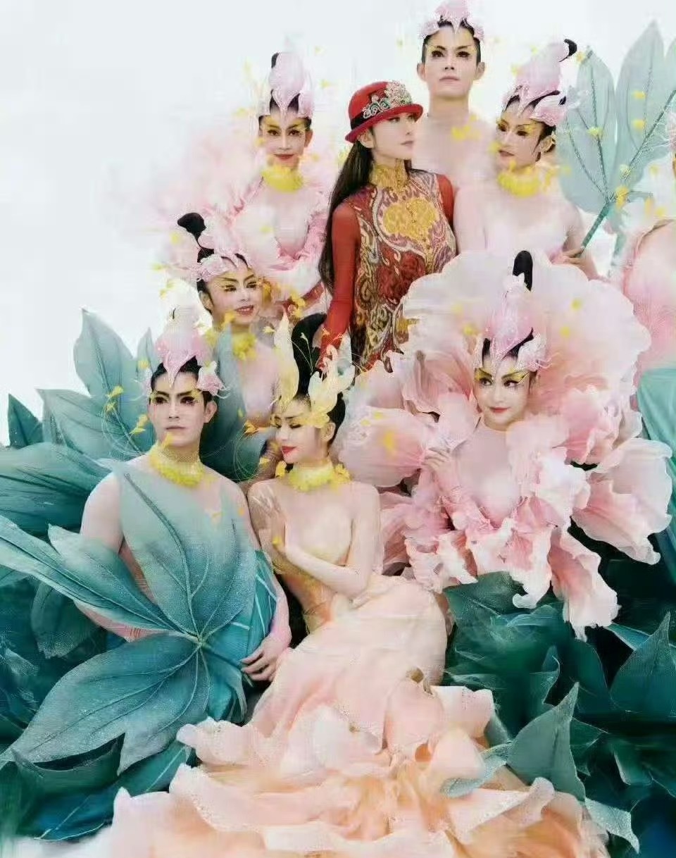 杨丽萍67岁仍在学习AI67岁杨丽萍携手千问学AI，艺术与科技相融，终身学习绽放