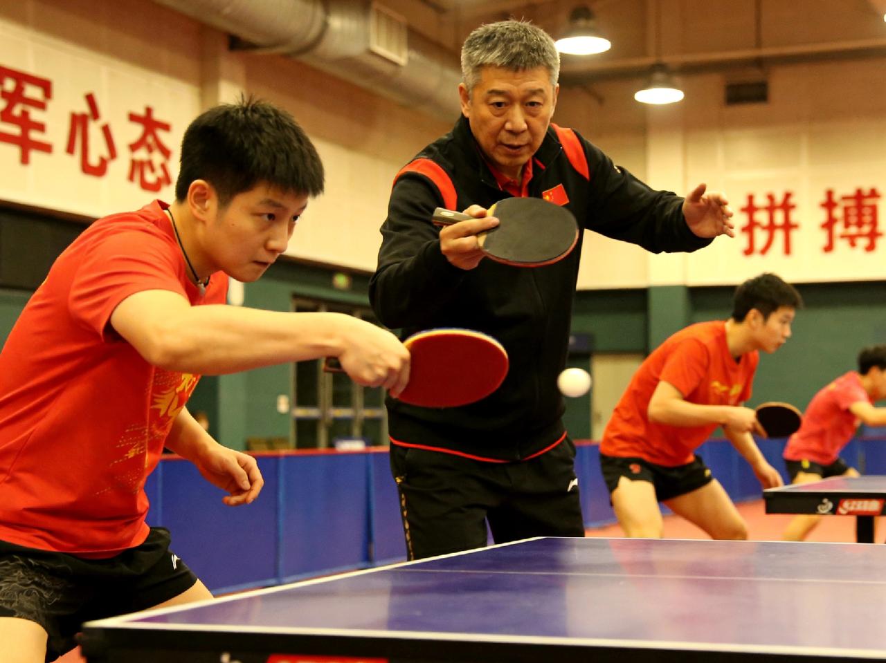 国乒教练组如何影响年轻球员国乒教练组用顶级经验+严格训练，帮年轻球员建立冠军心态