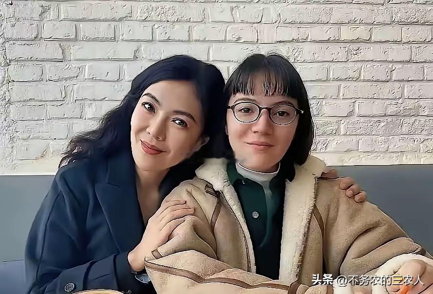 这是两母女，猜猜看，谁是妈妈，谁是女儿？
有网友调侃：嫁了一个爹，生了一个妈。