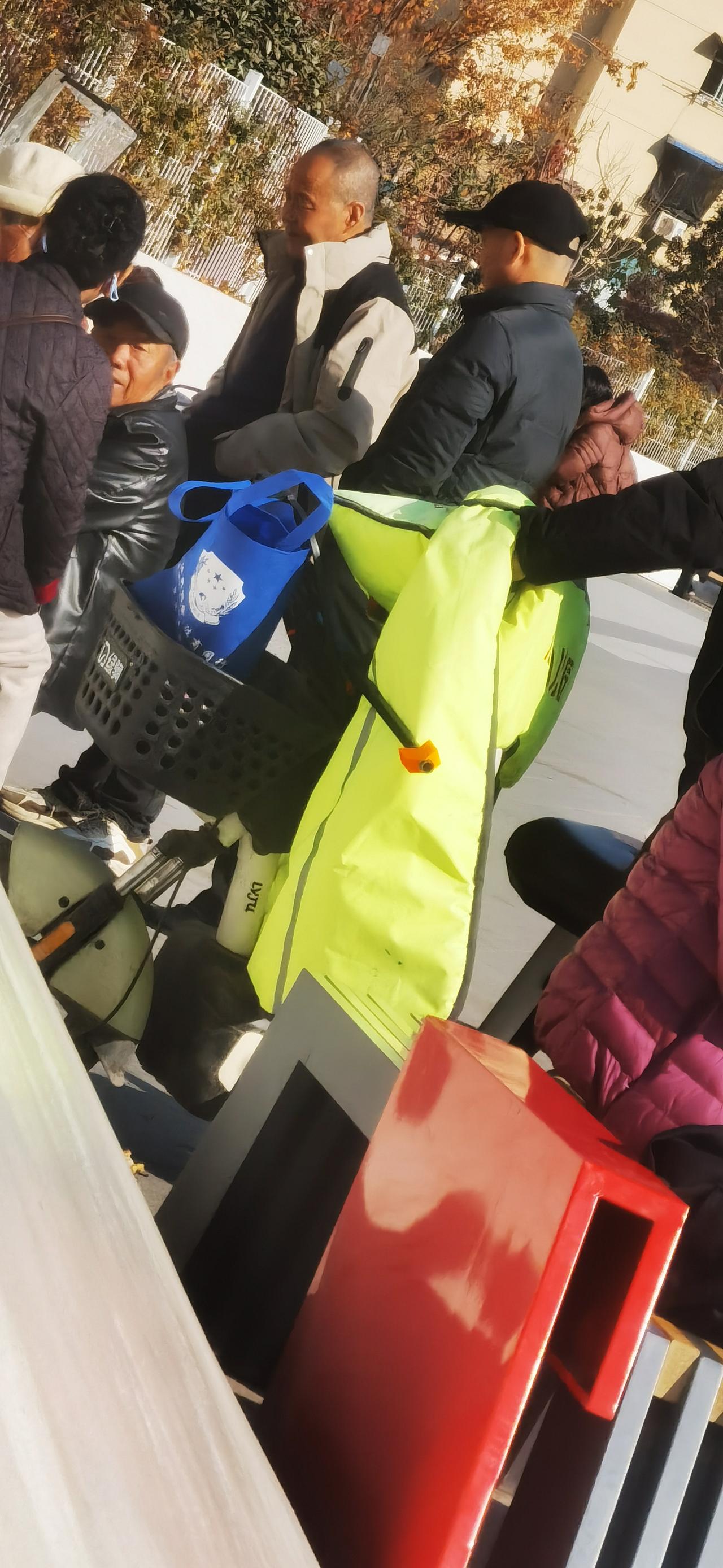 太阳

钻进发丝，
透过后背，
渗入毛孔，
喂饱每一个迎接她的人。