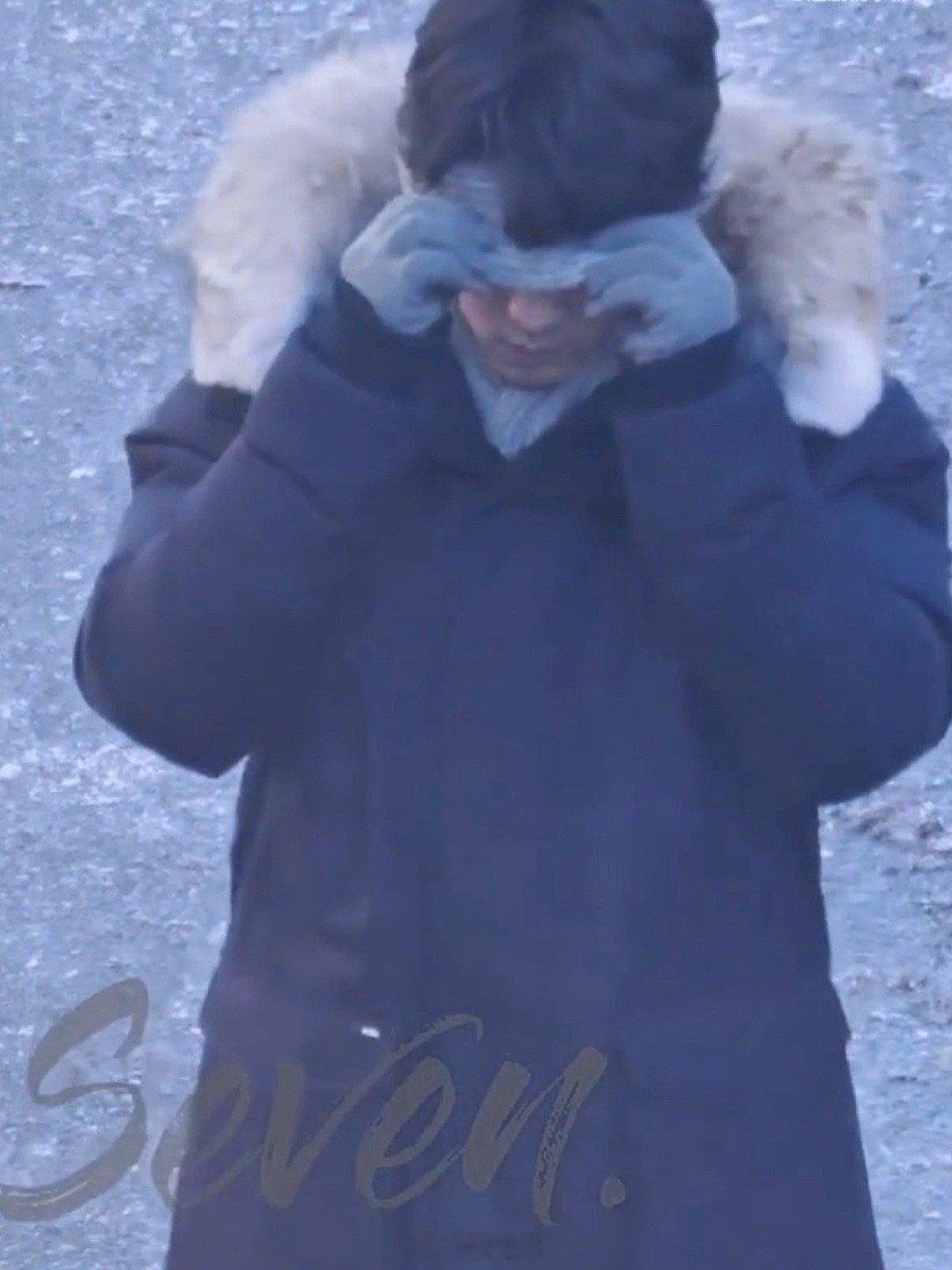 肖战小城良方解锁围巾的新戴法。就是说刘铮亮不当医生的话，也是模特的料啊。已经等不