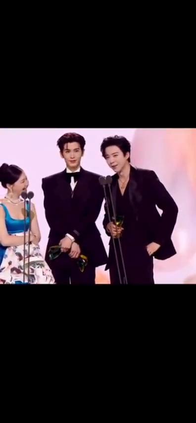 年度节目组合。
朋友们，我刚才在台下的时候就想说为什么今天地球没有奖，但是团队不