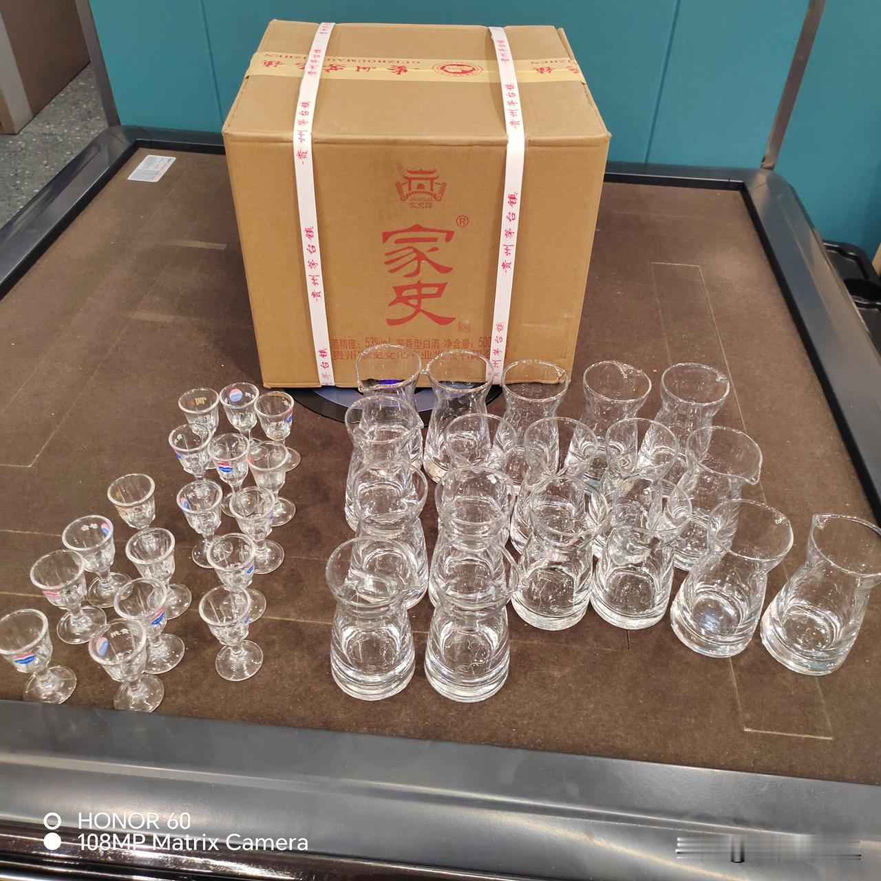 每天都出去喝酒，有些酒局喝完就散，有些还要打下牌输钱。我有朋友就感慨经常与他喝酒