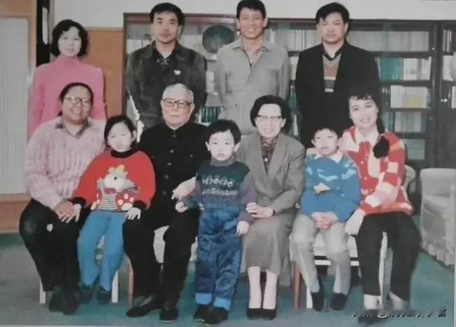 不能错过珍贵照片    80年代叶帅一张罕见全家福，儿孙满堂、其乐融融，非常幸福