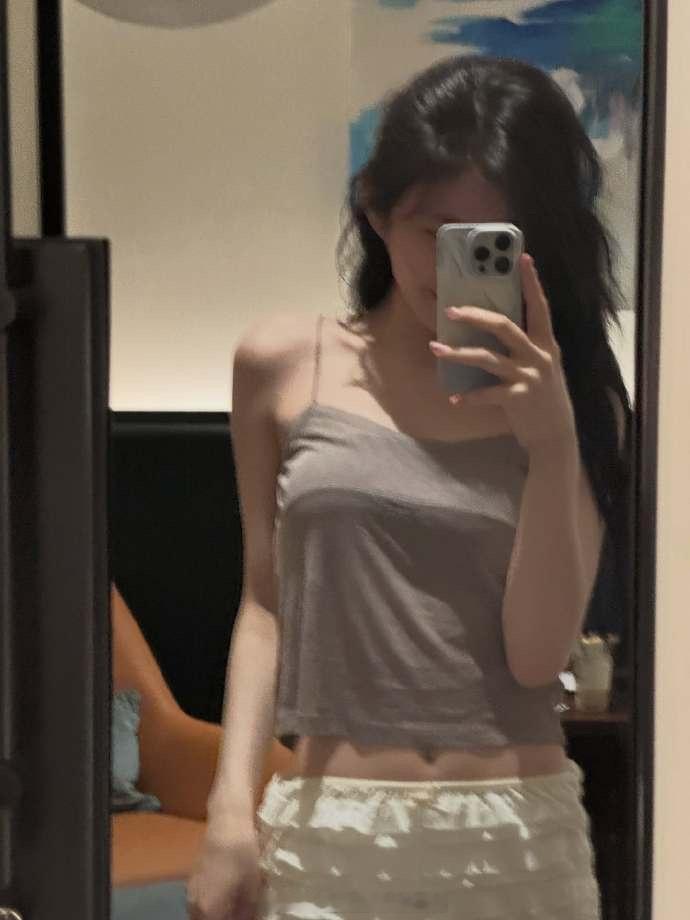 对镜自拍~李彩领 IG更新🤍 ​​​