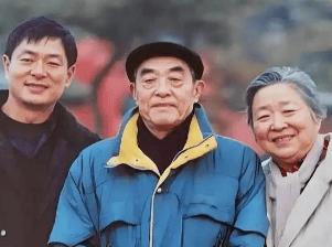 谁也没有想到，凌晨一点的北京，72岁的濮存昕竟用一根布绳，将自己与94岁的老母亲