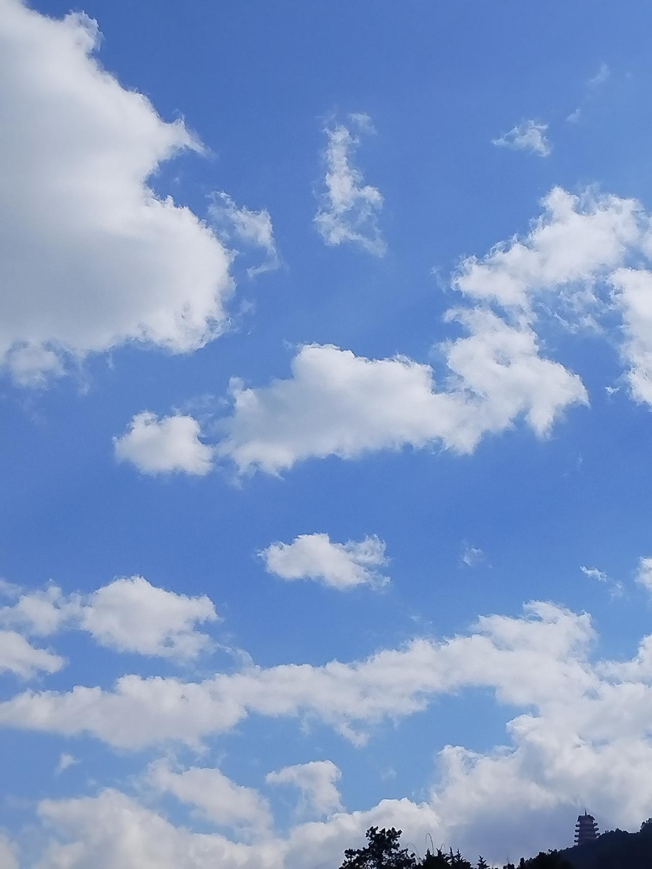 带定位晒今日生活 
我今日的状态：😁轻松又愉悦
我这儿的天气：☀️晴朗无云
 