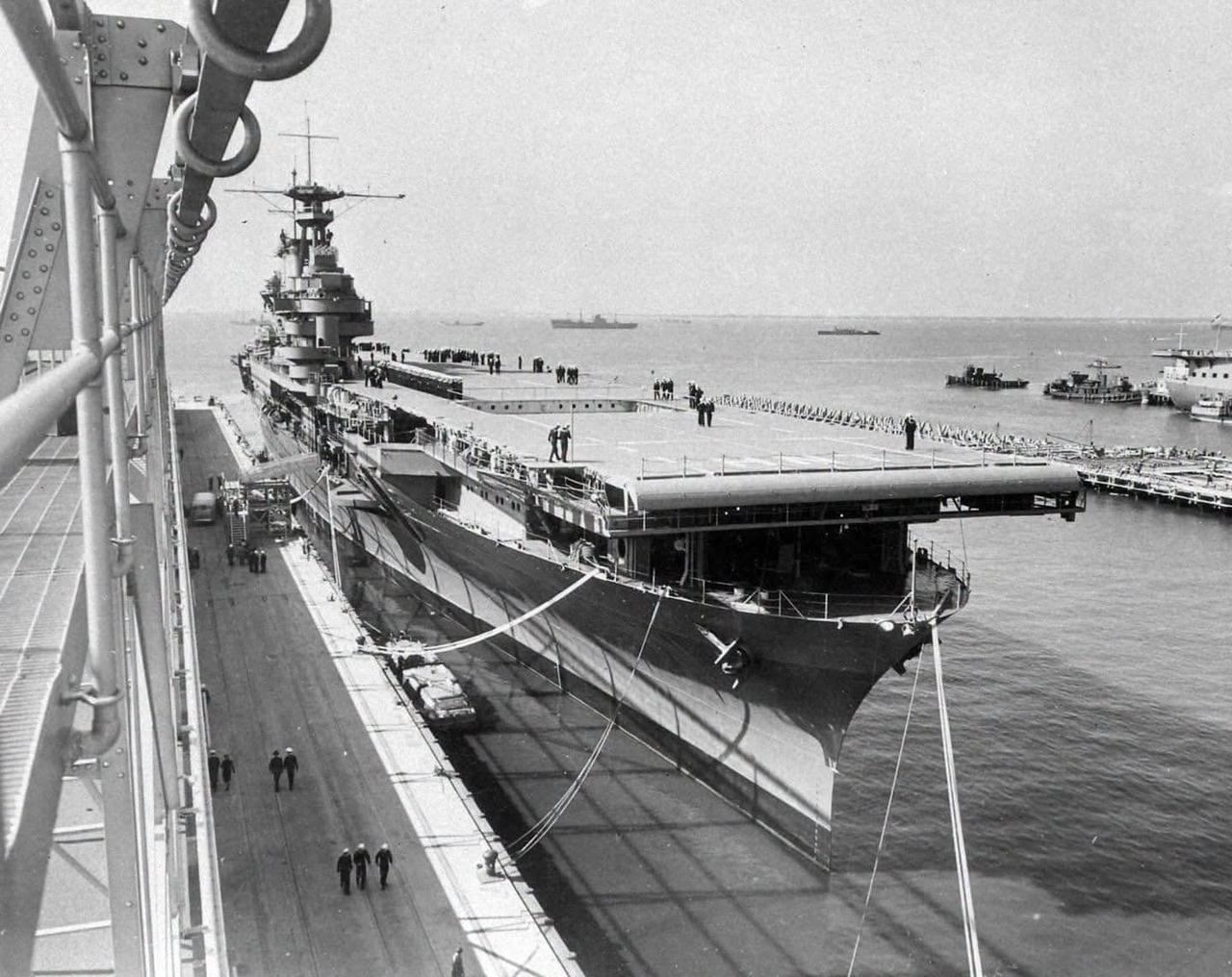 1941 年 10 月 20 日，美国海军大黄蜂号航母 CV-8，在诺福克港正式