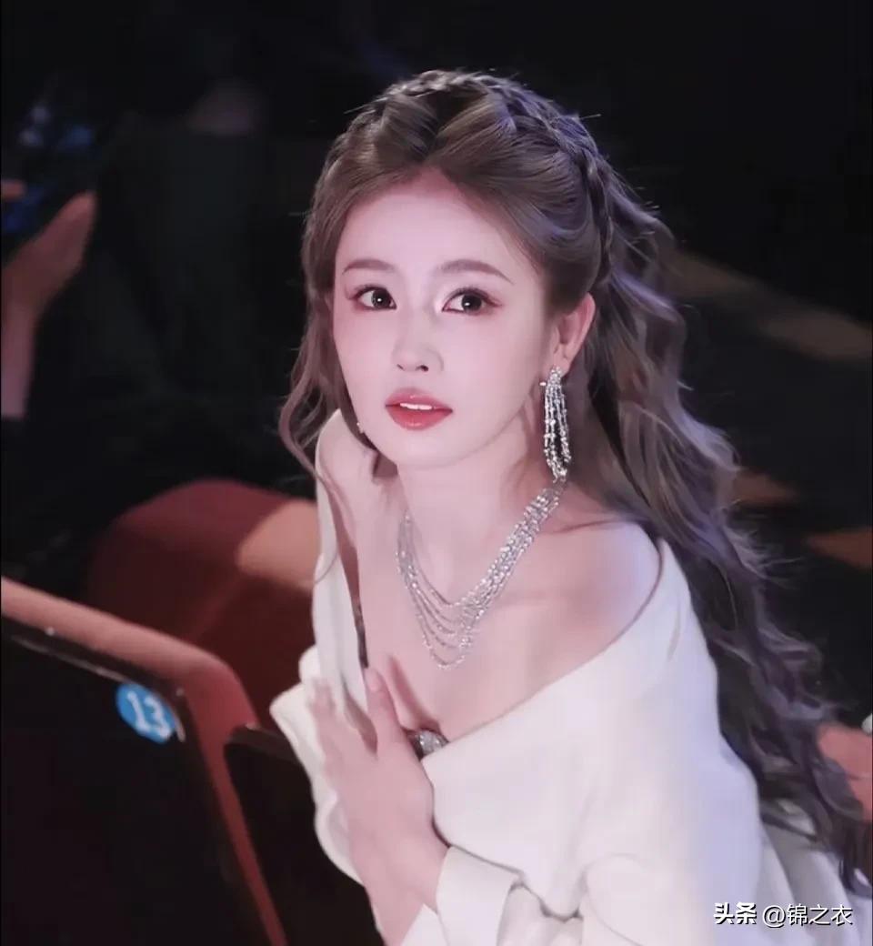 作为鹿粉，我一直认为鹿很厉害，她在一年不播剧能获得观众瞩目演员。

播剧时要剧宣