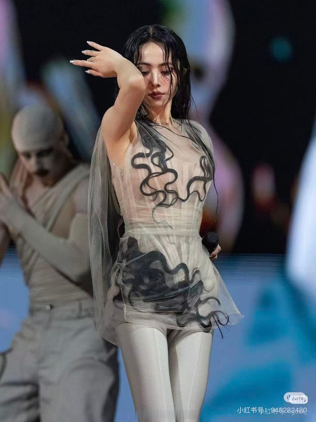 蔡依林巡演引入传统杂技 蔡依林就是演唱会的神吧？！！！我光看到图片就觉得很震撼了