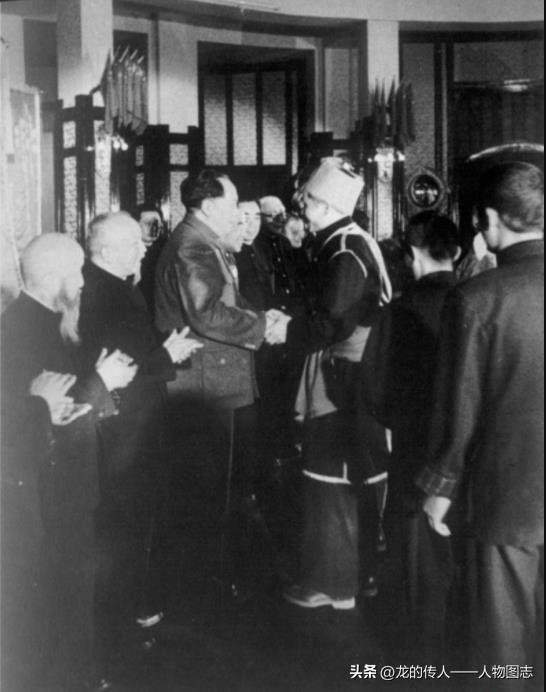 1952年毛主席和台湾籍高山族代表握手