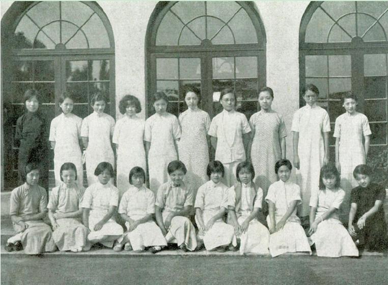 这张照片是民国才女张爱玲中学时期的合影照，你能辨认出张爱玲在哪个位置吗？