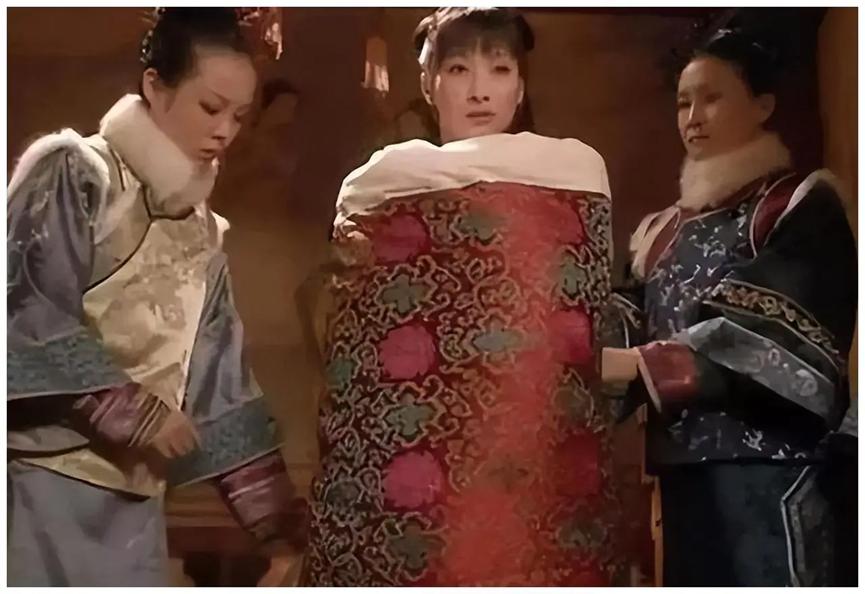 清朝宫里有个奇怪现象：但凡被皇帝宠幸过的妃子，第二天走路都要人搀扶，看起来娇弱得